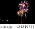 真夜中の夜空に広がる色鮮やかな花火の連発 124849745