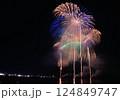真夜中の夜空に広がる色鮮やかな花火の連発 124849747
