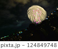 真夜中の夜空に広がる色鮮やかな花火の連発 124849748