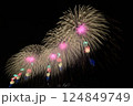 真夜中の夜空に広がる色鮮やかな花火の連発 124849749