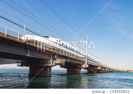 浜名湖の上を走る東海道新幹線 浜名湖の上を走る東海道新幹線 124850922