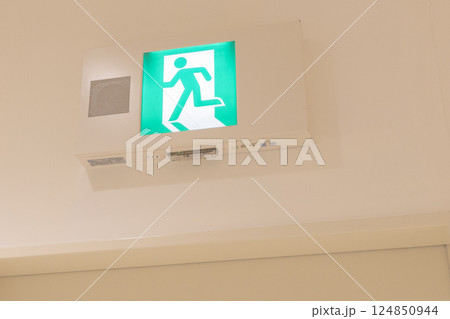 施設内の非常口誘導灯　緑色の人物が走っているサインのピクトグラム 124850944
