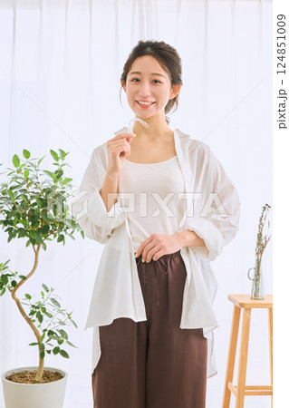 マウスピース矯正を持つ女性 マウスピース矯正を持つ女性 124851009