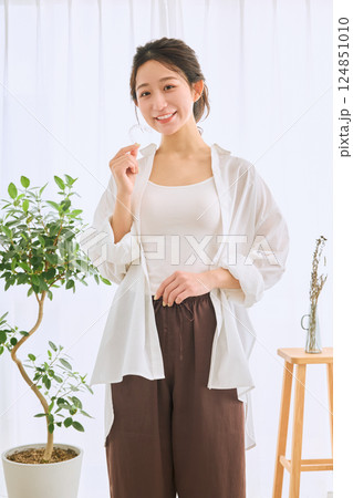 マウスピース矯正を持つ女性 124851010