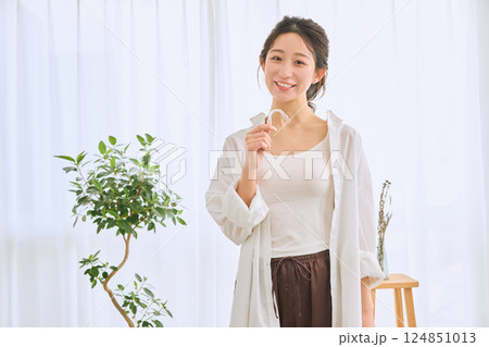 マウスピース矯正を持つ女性 マウスピース矯正を持つ女性 124851013