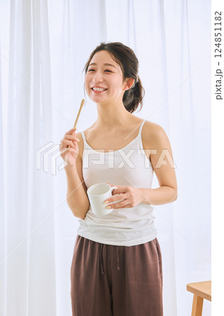 歯磨きをする女性 124851182