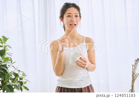 歯磨きをする女性 歯磨きをする女性 124851183