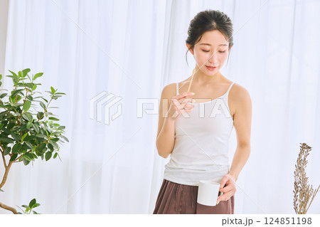 歯磨きをする女性 124851198