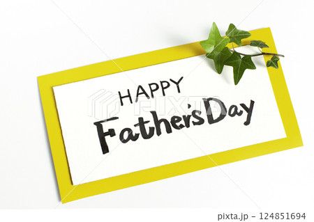 植物で装飾した父の日のお祝い手書きメッセージボード 植物で装飾した父の日のお祝い手書きメッセージボード 124851694