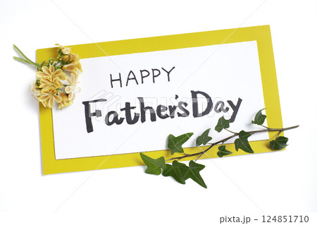 植物で装飾した父の日のお祝い手書きメッセージボード 植物で装飾した父の日のお祝い手書きメッセージボード 124851710
