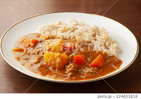 玄米ご飯のカレーライス 玄米ご飯のカレーライス 124851818
