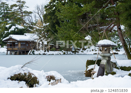雪化粧した兼六園 124851830