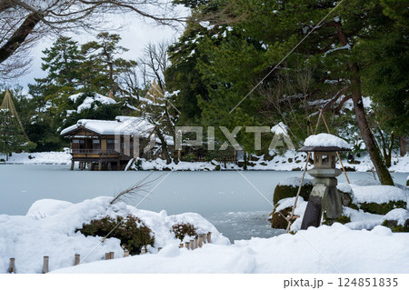 雪化粧した兼六園 124851835
