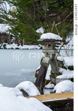 雪化粧した兼六園 124851837