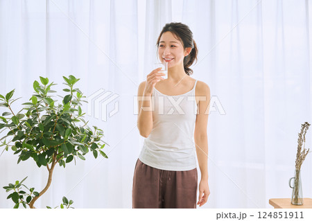 グラスで水を飲む女性 グラスで水を飲む女性 124851911