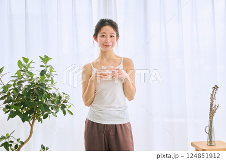 グラスで水を飲む女性 124851912