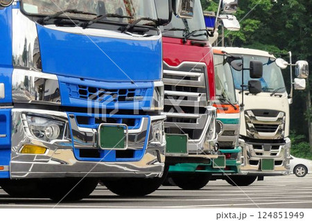 物流イメージ　サービスエリアに停まるトラック 124851949