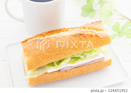 おいしいバケットサンドとコーヒーのモーニング おいしいバケットサンドとコーヒーのモーニング 124851952
