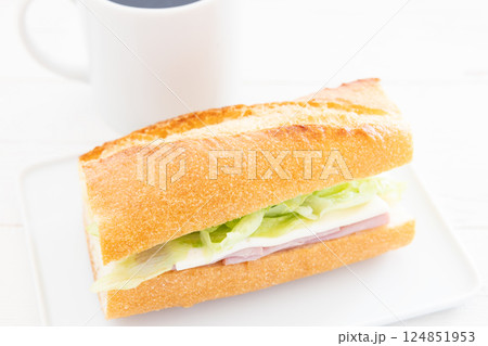 おいしいバケットサンドとコーヒーのモーニング おいしいバケットサンドとコーヒーのモーニング 124851953