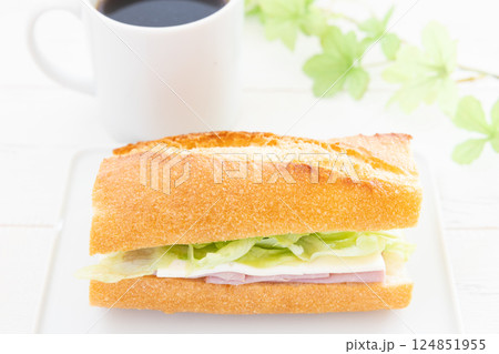 おいしいバケットサンドとコーヒーのモーニング おいしいバケットサンドとコーヒーのモーニング 124851955