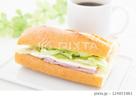 おいしいバケットサンドとコーヒーのモーニング 124851961