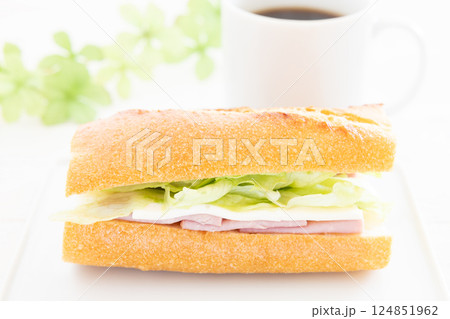 おいしいバケットサンドとコーヒーのモーニング おいしいバケットサンドとコーヒーのモーニング 124851962
