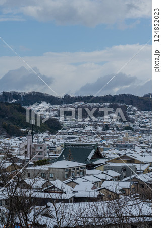 雪の積もった街並み 兼六園眺望台からの眺め/金沢市内 雪の積もった街並み 兼六園眺望台からの眺め/金沢市内 124852023