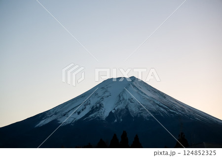 View of landscape fuji mountain in winter at Lake Kawaguchi 124852325