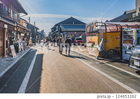 犬山市にある犬山城下町のレトロな町並み(愛知県) 犬山市にある犬山城下町のレトロな町並み(愛知県) 124853102