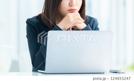 真剣な表情で考えごとをする女性・ビジネスウーマン 124853247