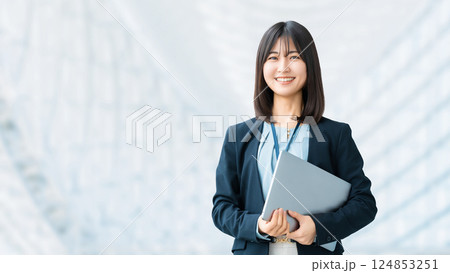 ノートパソコンを持つ笑顔の女性・ビジネスウーマン 124853251