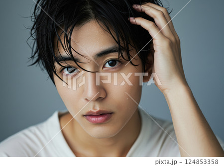 濡れ髪が際立つナチュラルな美しさの若い日本人男性(AI生成画像) 濡れ髪が際立つナチュラルな美しさの若い日本人男性(AI生成画像) 124853358