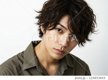 ナチュラルで洗練された雰囲気の若い日本人男性ポートレート（AI生成画像） 124853643