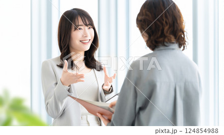 ミーティングをする2人の女性・ビジネスウーマン 124854988