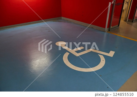 Car park with empty disabled spot 124855510