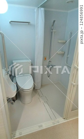 プライバシーを確保し治療に専念する… 個室病室のトイレとシャワー室 124856991