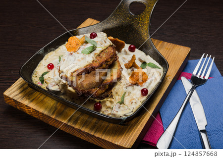 Draniki with chanterelle mushrooms, cream sauce 124857668