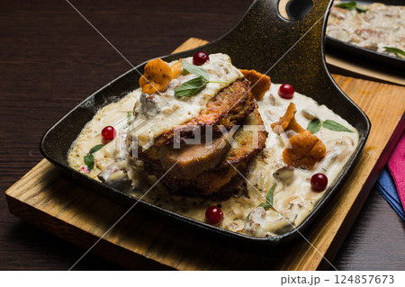 Draniki with chanterelle mushrooms, cream sauce 124857673