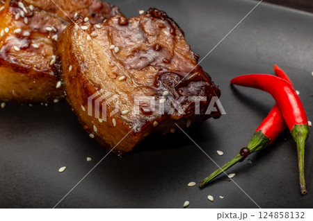 Stewed meat with sesame on a black plate, Japanese 124858132