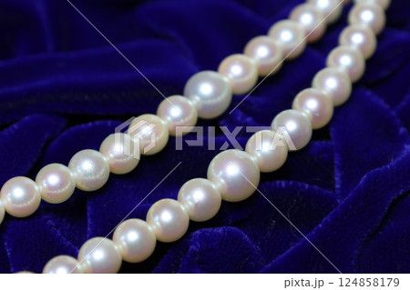 青いベルベット背景の真珠のネックレス 124858179