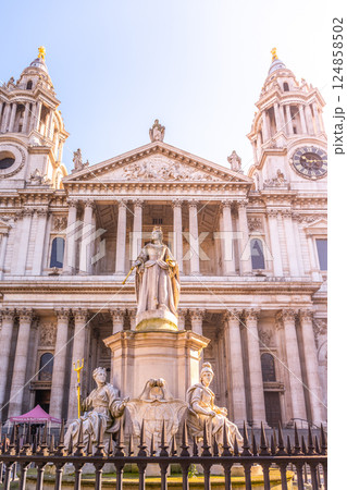 The statue of Queen Anne stands majestically at the forefront of St. Paul's Cathedral in London, showcasing intricate details against the backdrop of the grand architectural structure. 124858502