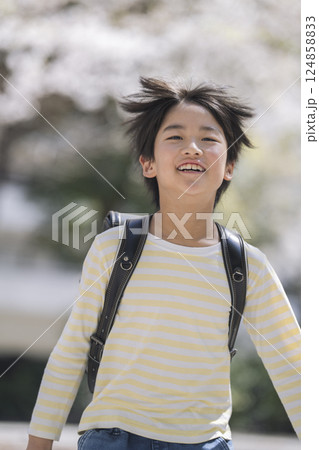 ランドセルを背負って走る9歳の男の子 ランドセルを背負って走る9歳の男の子 124858833