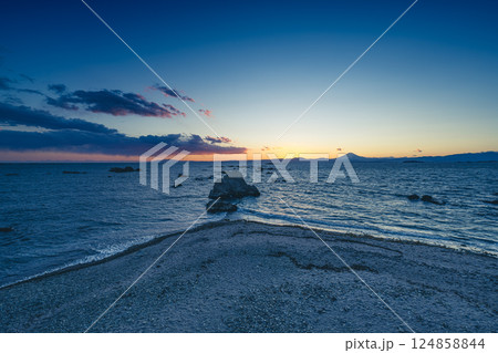 森戸大明神の裏から望む富士山と夕景の絶景 124858844