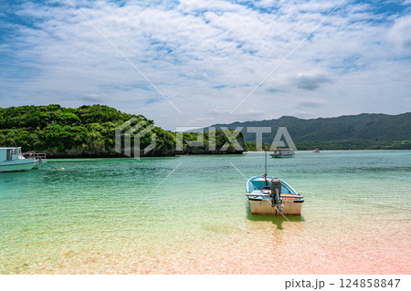 エメラルドグリーンに輝く川平湾の美しい海 124858847