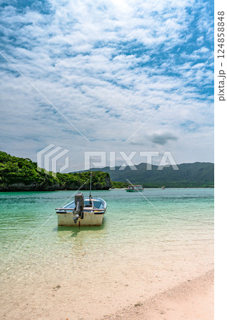 川平湾の透き通る海と青空が織りなす絶景 124858848