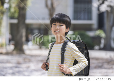 ランドセルを背負ったカメラ目線の9歳の男の子 124858849