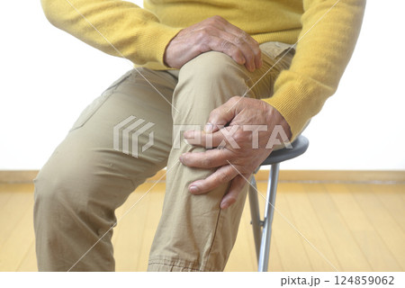 膝痛で苦しむシニアの下半身 膝痛で苦しむシニアの下半身 124859062