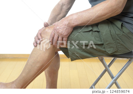 膝痛で苦しむシニアの下半身 124859074
