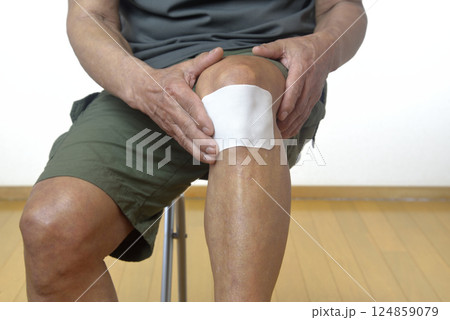 膝痛で苦しむシニアの下半身 膝痛で苦しむシニアの下半身 124859079
