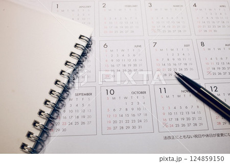 ペンとノートとカレンダー　スケジュール管理 124859150